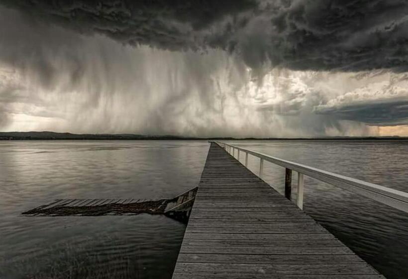 Lakeside Waterfront Apartment The Entrance