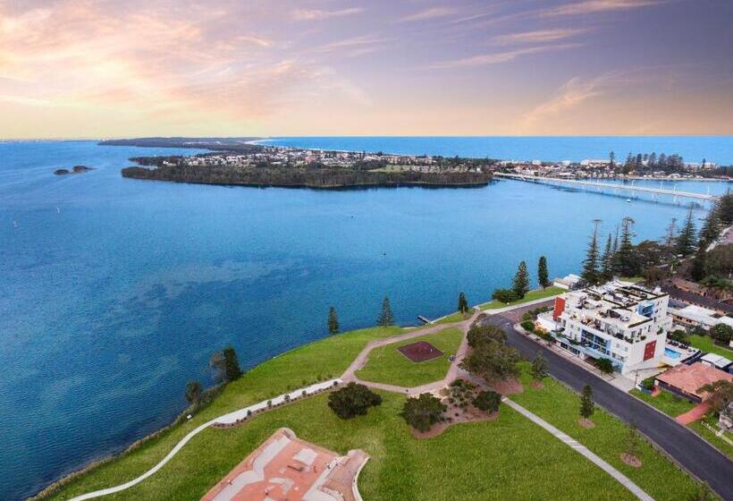 Lakeside Waterfront Apartment The Entrance