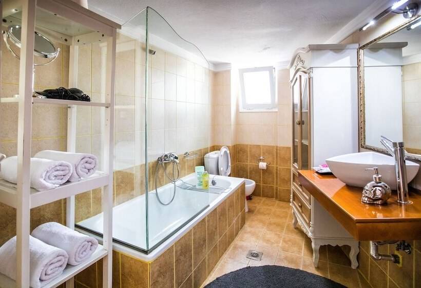 Luxury Suites   Free Parking