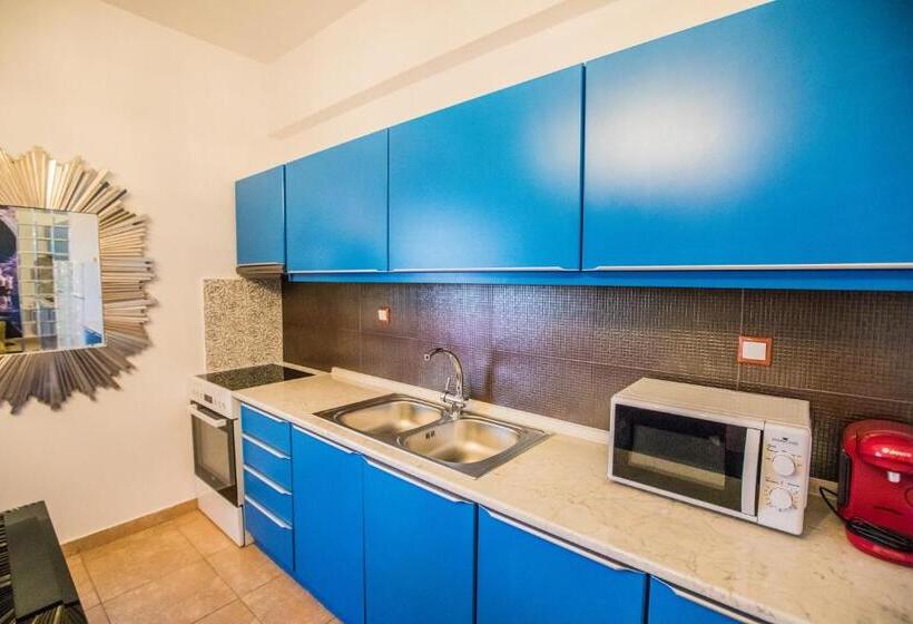 Luxury Suites   Free Parking