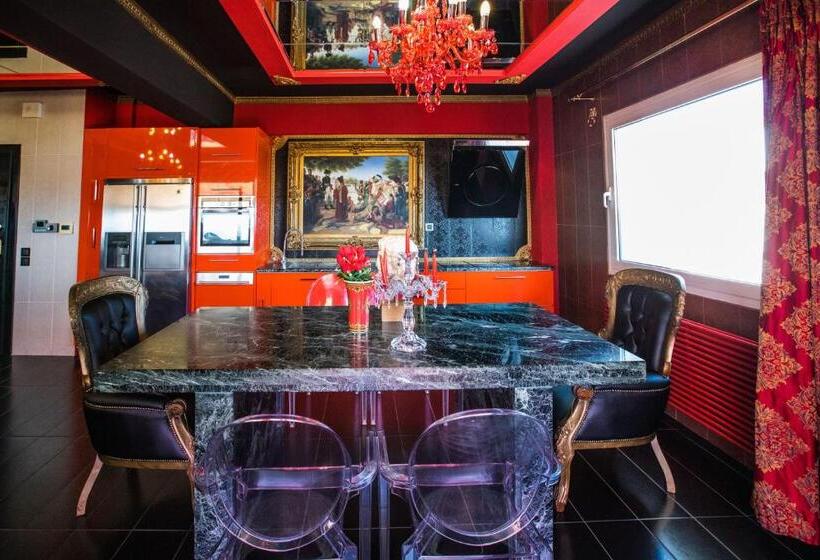 Luxury Suites   Free Parking