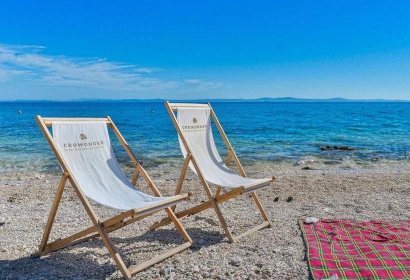 Crowonder Luxury Vir  6 New Apartments For Families With Playground For Kids