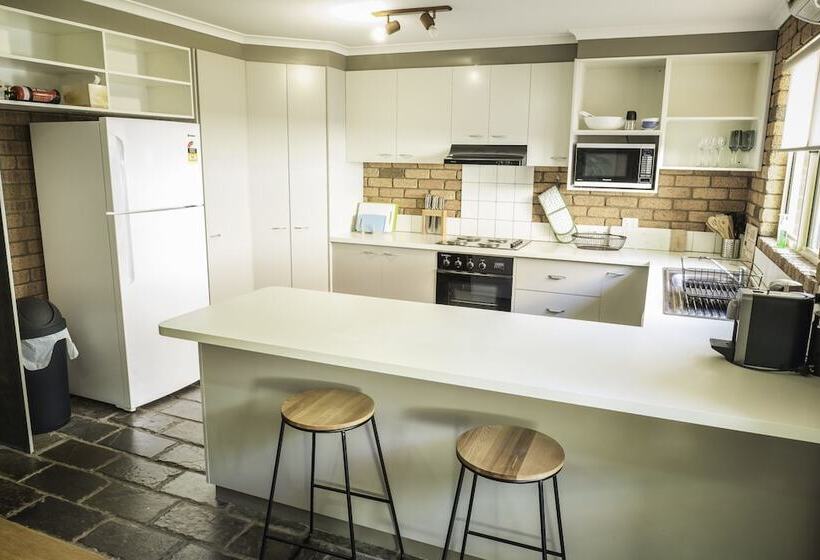 Monty S On Lumley Drive