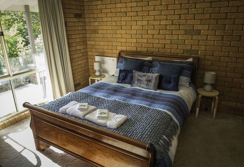 Monty S On Lumley Drive