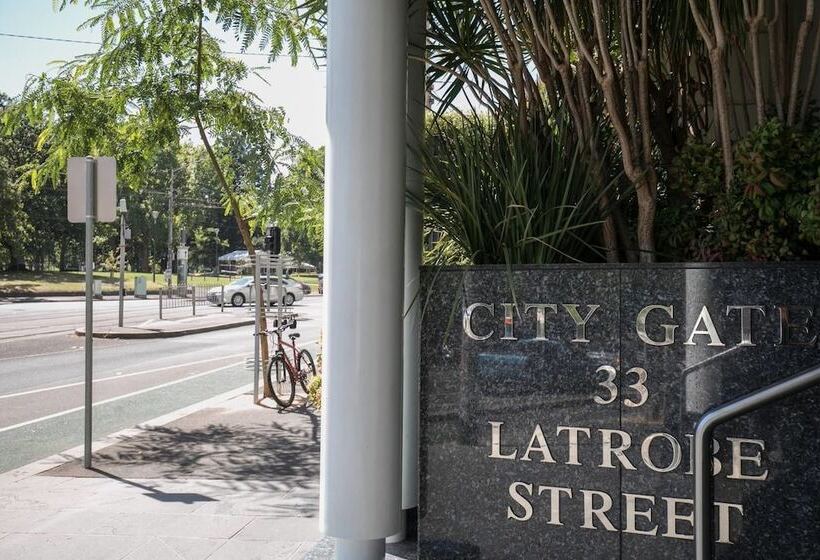 3 Bedrooms 2 Car Parks Carlton Garden Opposite