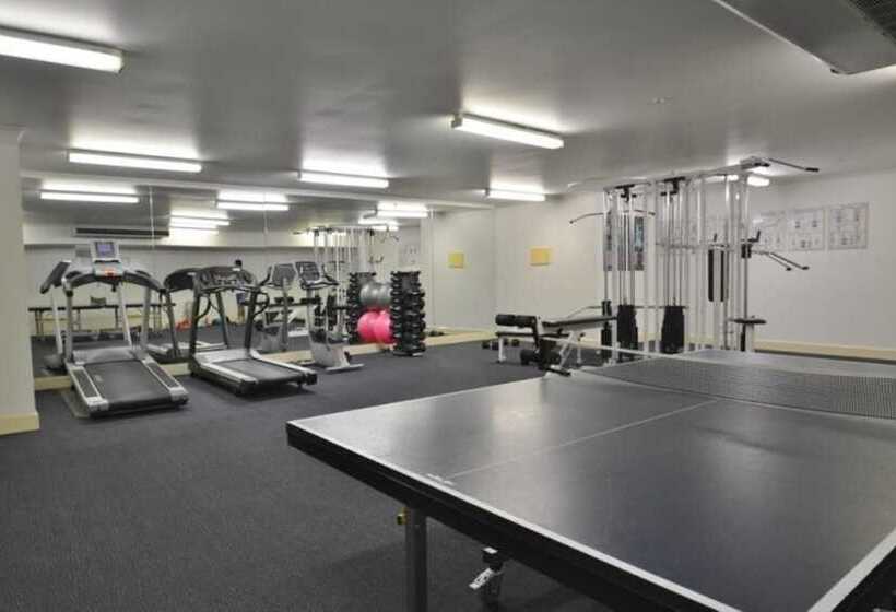 3 Bedrooms 2 Car Parks Carlton Garden Opposite