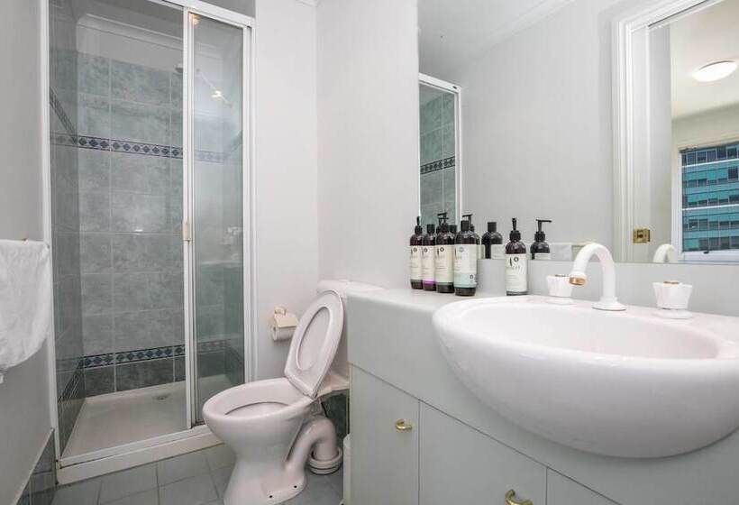 3 Bedrooms 2 Car Parks Carlton Garden Opposite