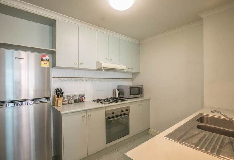 3 Bedrooms 2 Car Parks Carlton Garden Opposite