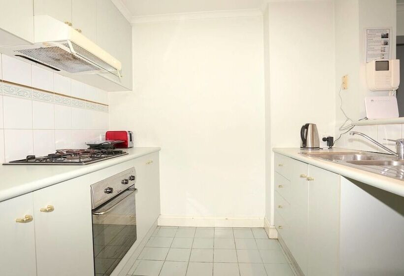 3 Bedrooms 2 Car Parks Carlton Garden Opposite