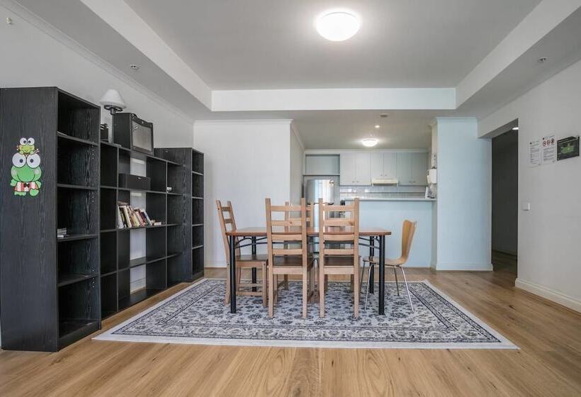 3 Bedrooms 2 Car Parks Carlton Garden Opposite