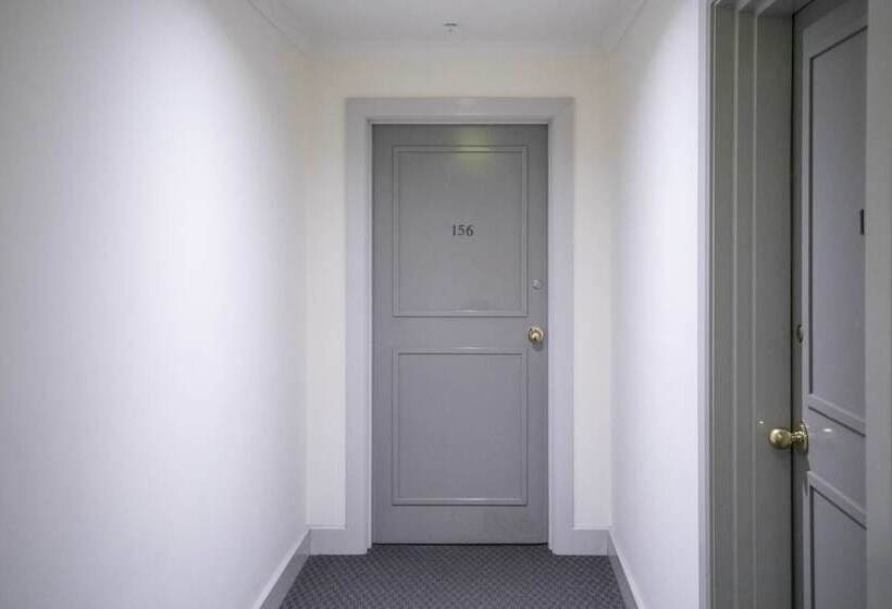 3 Bedrooms 2 Car Parks Carlton Garden Opposite