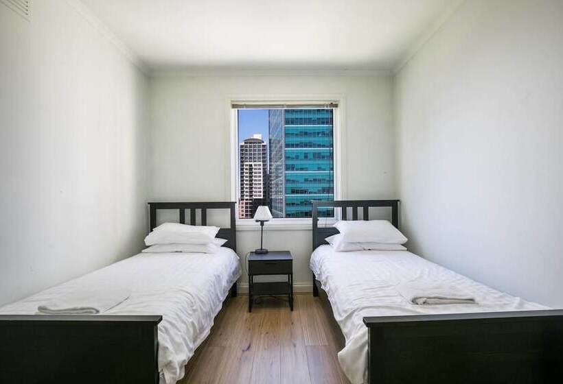 3 Bedrooms 2 Car Parks Carlton Garden Opposite