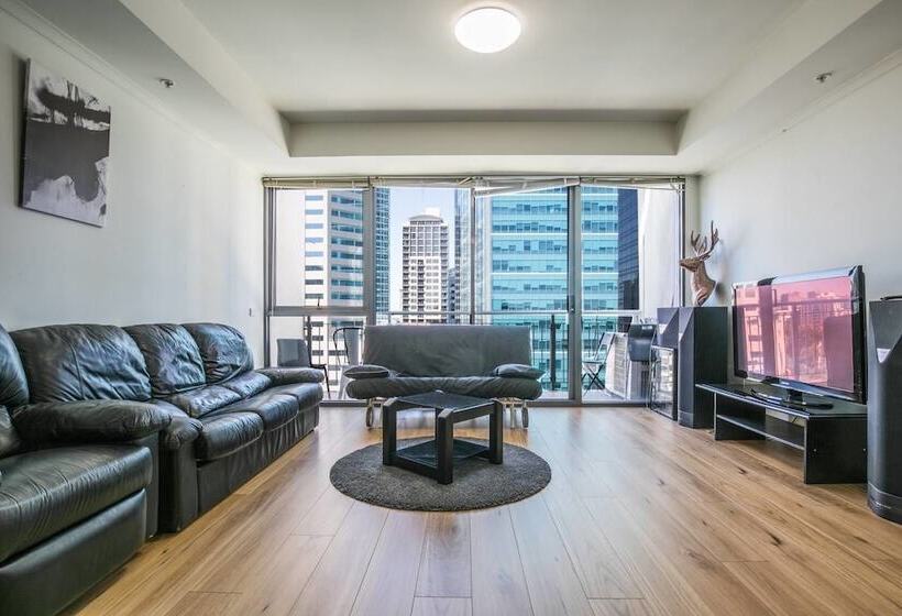 3 Bedrooms 2 Car Parks Carlton Garden Opposite