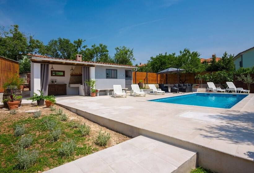 Apartments With Pool 992