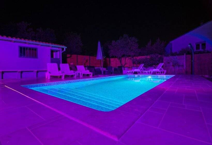 Apartments With Pool 992