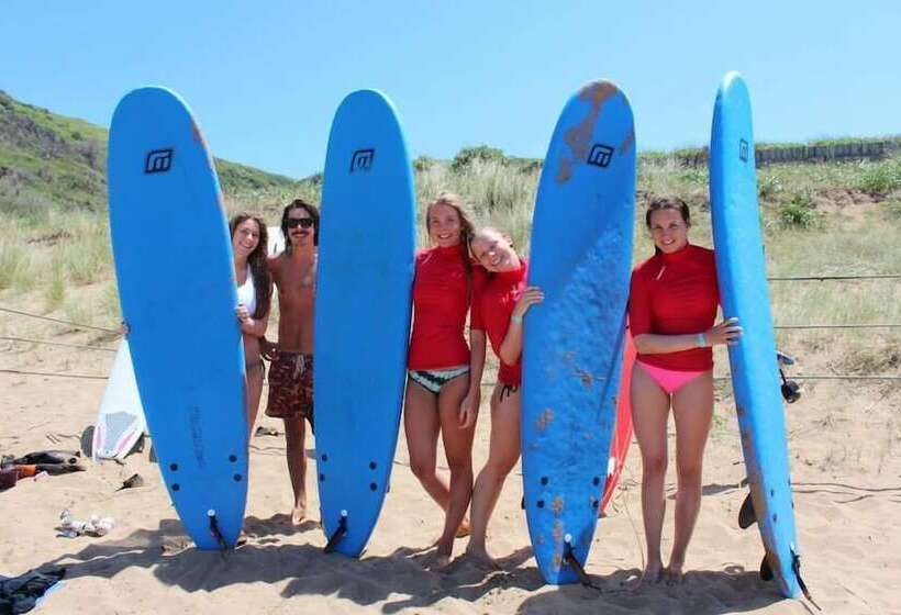 هتل Zarautz Beachside Surf Camp