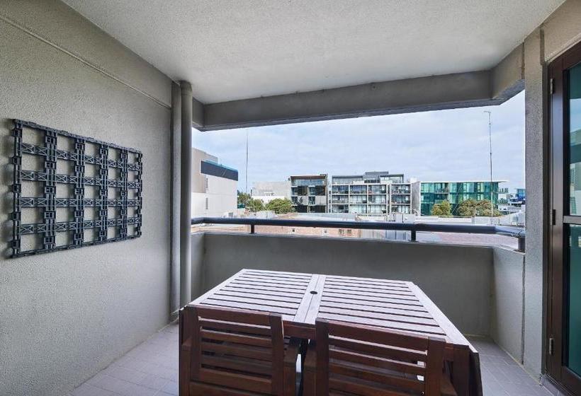 Port Melbourne Beach Front Apartment