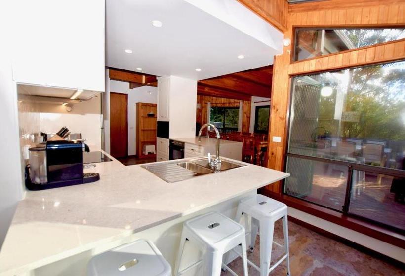 Sublime Cedar Lodge Leura