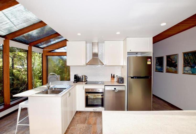 Sublime Cedar Lodge Leura