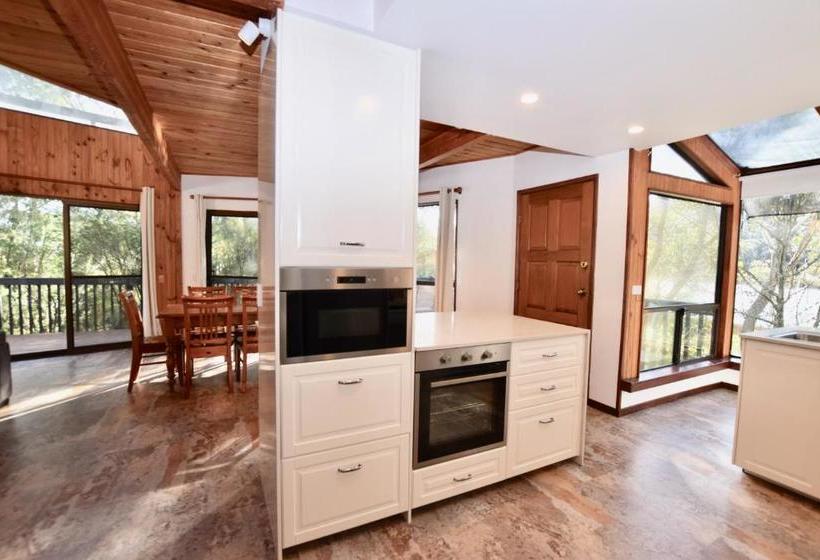 Sublime Cedar Lodge Leura
