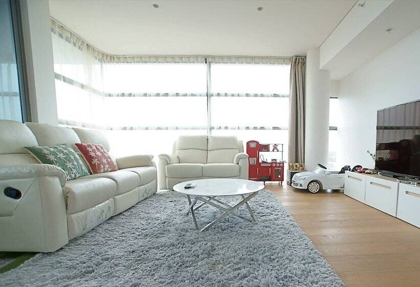 Comfortable 1 Bedroom Apartment In Crows Nest