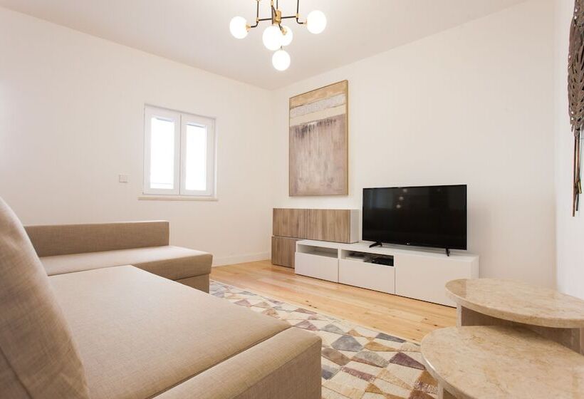 Mouraria Blue Three Bedroom Apartment W/ Parking   By Lu Holidays