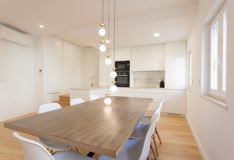 Mouraria Blue Three Bedroom Apartment W/ Parking   By Lu Holidays