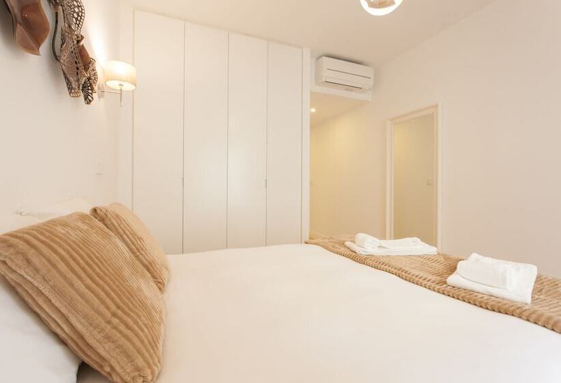 Mouraria Blue Three Bedroom Apartment W/ Parking   By Lu Holidays