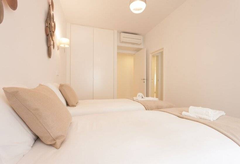 Mouraria Blue Three Bedroom Apartment W/ Parking   By Lu Holidays