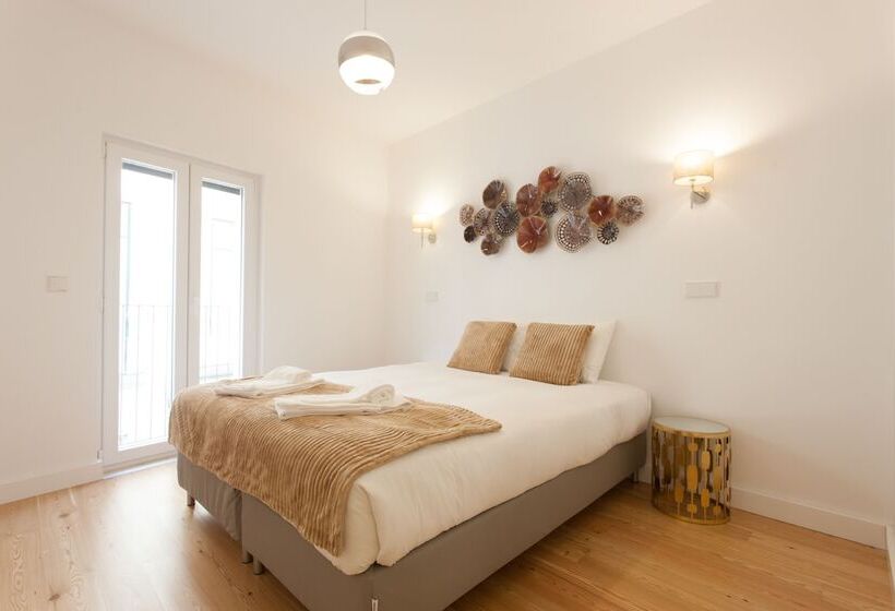 Mouraria Blue Three Bedroom Apartment W/ Parking   By Lu Holidays