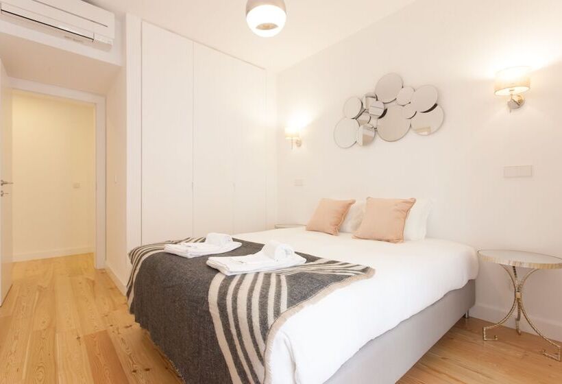 Mouraria Blue Three Bedroom Apartment W/ Parking   By Lu Holidays