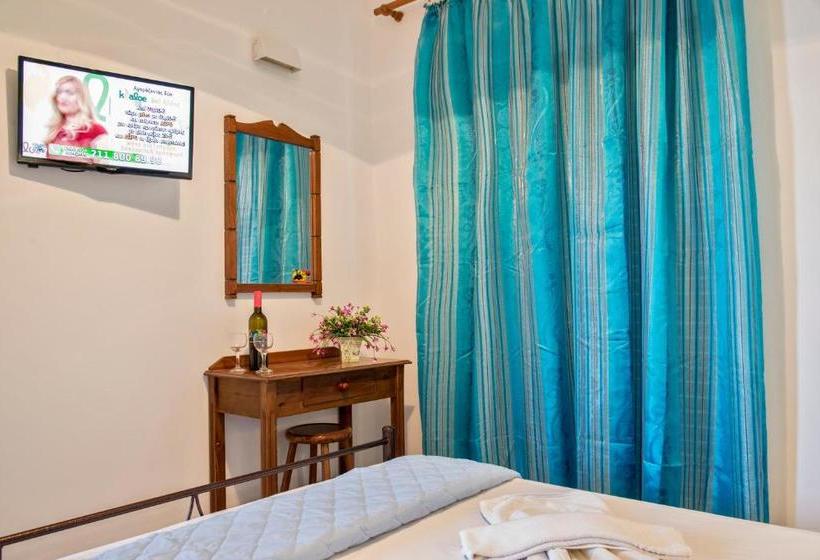 Yiannis Yard Studios & Apartments