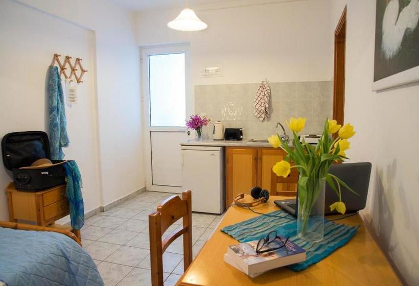 Yiannis Yard Studios & Apartments