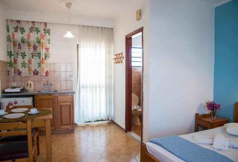 Yiannis Yard Studios & Apartments