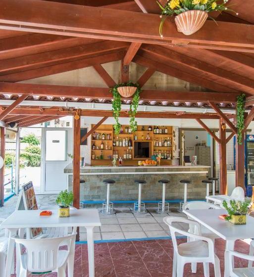 Yiannis Yard Studios & Apartments