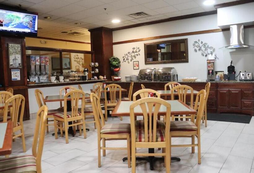 Ramada By Wyndham Lansing Hotel & Conference Center