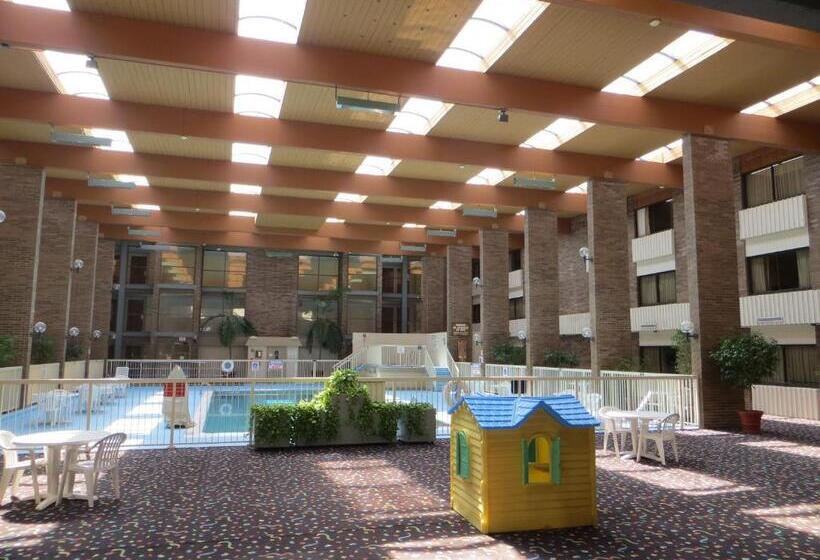 Ramada By Wyndham Lansing Hotel & Conference Center