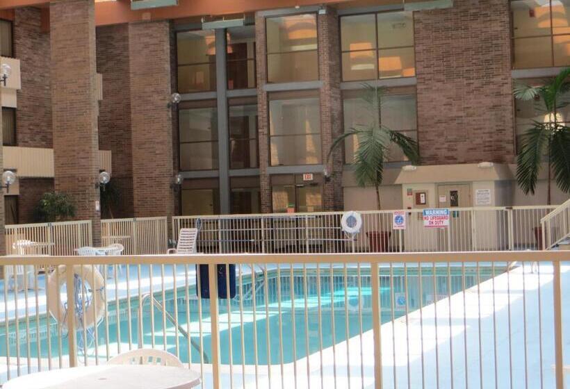 Ramada By Wyndham Lansing Hotel & Conference Center