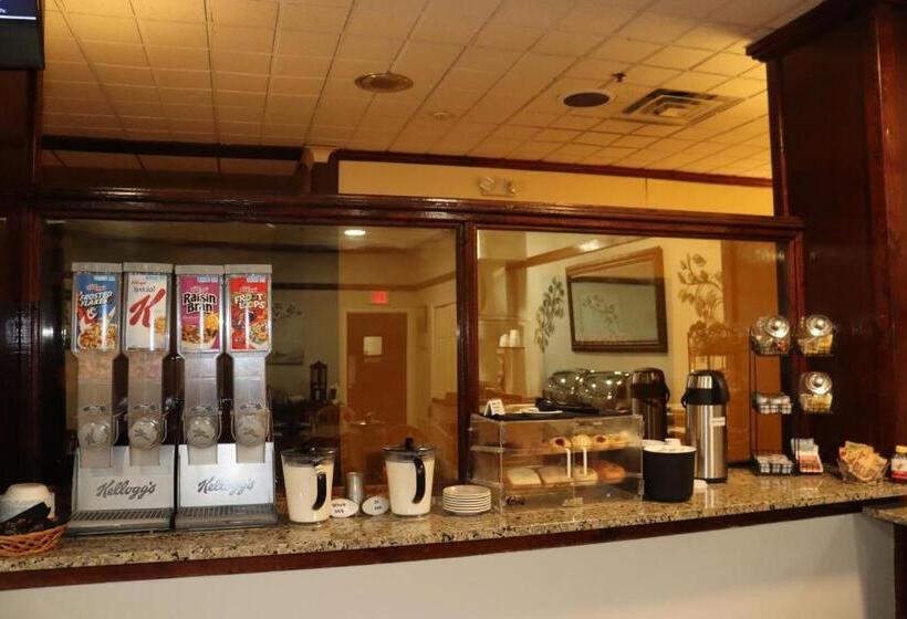 Ramada By Wyndham Lansing Hotel & Conference Center