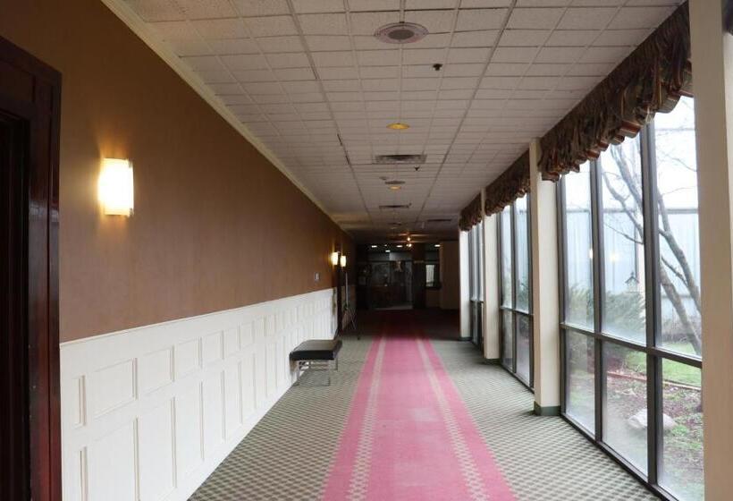 Ramada By Wyndham Lansing Hotel & Conference Center