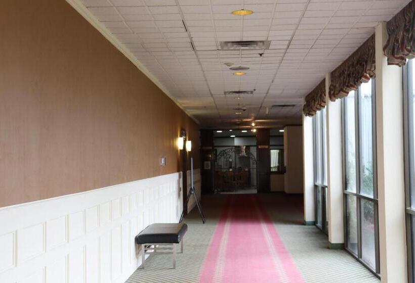 Ramada By Wyndham Lansing Hotel & Conference Center