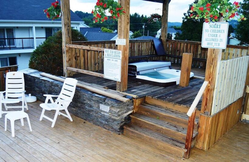 Hollow Inn And Motel