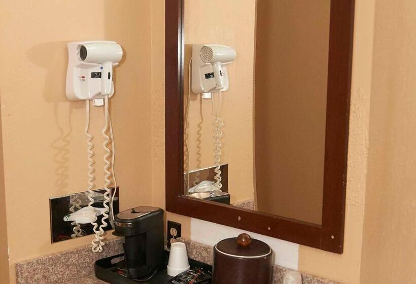 Hollow Inn And Motel