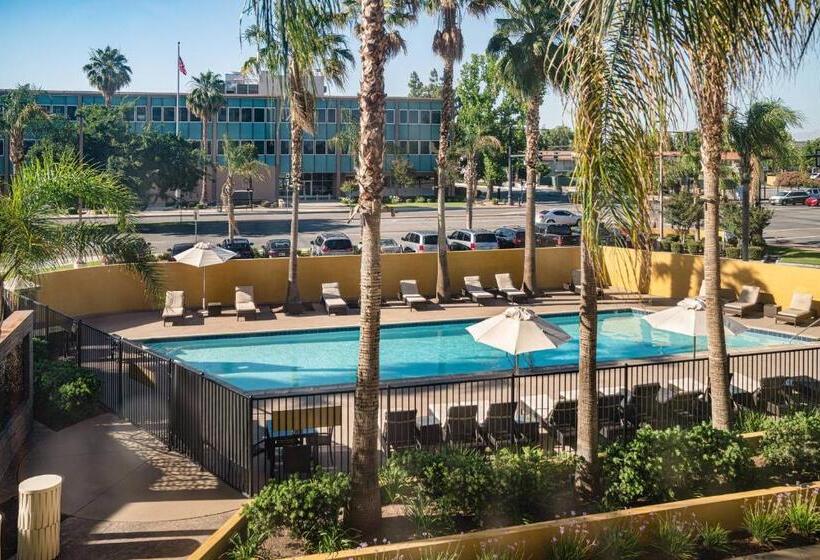 Отель Bakersfield Marriott At The Convention Center