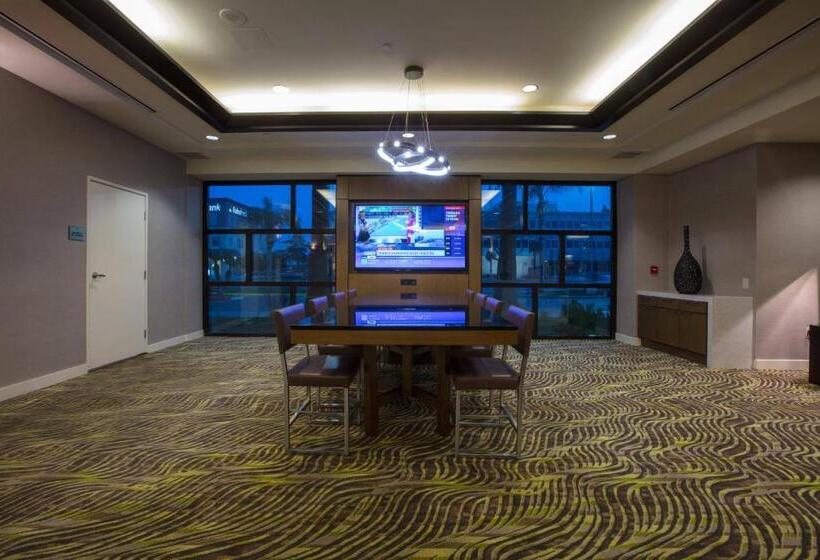 Отель Bakersfield Marriott At The Convention Center