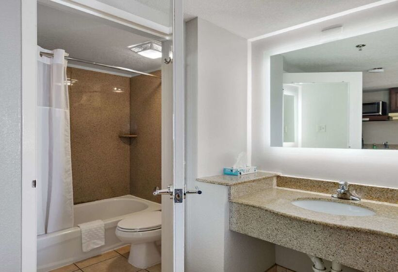 هتل Best Western Plus Holiday Sands Inn & Suites