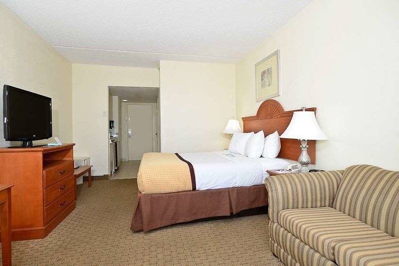 هتل Best Western Plus Holiday Sands Inn & Suites