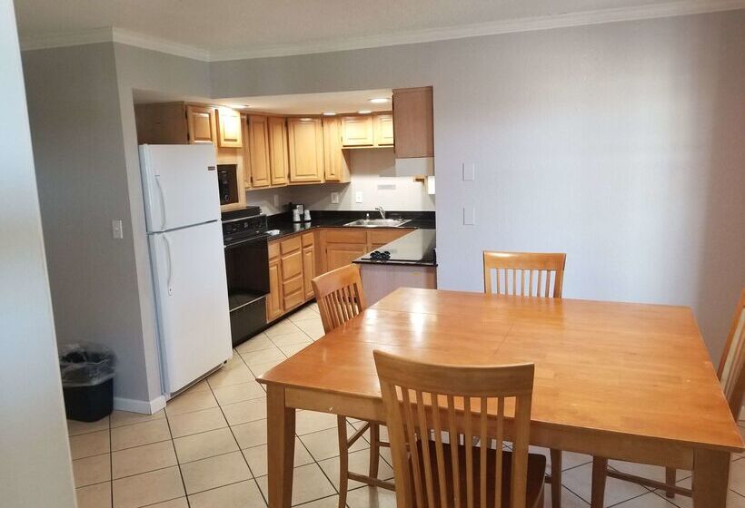 בית מלון כפרי Best Western Plus Holiday Sands Inn & Suites