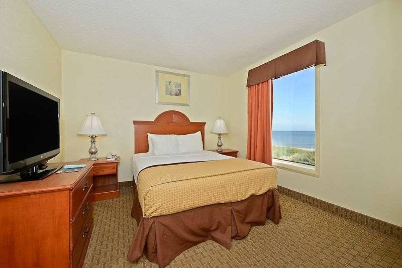 هتل Best Western Plus Holiday Sands Inn & Suites