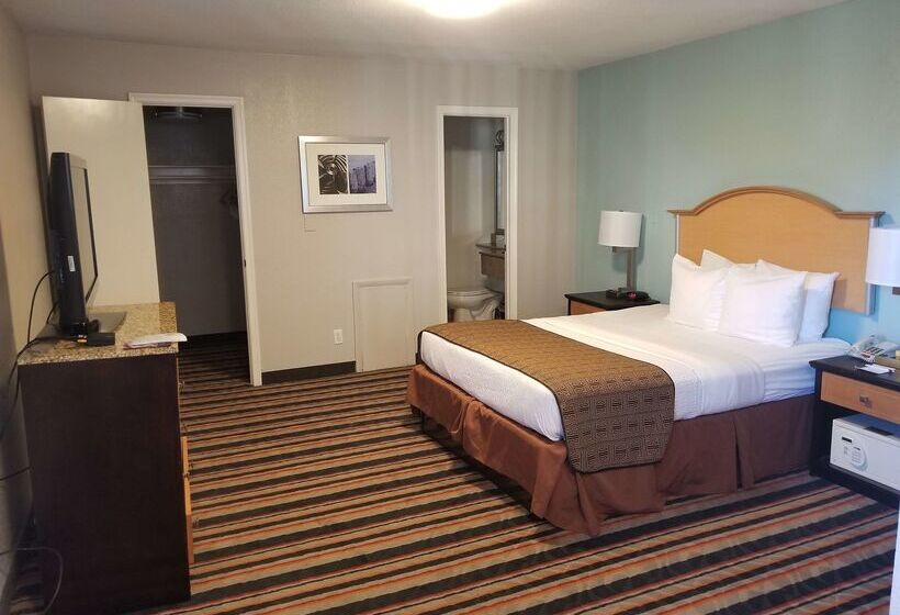 هتل Best Western Plus Holiday Sands Inn & Suites